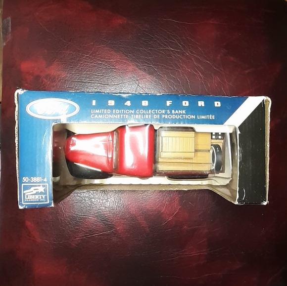 NIB 1948 FORD Can Tire Die Cast Collector Bank Liberty 🇨🇦 $12.50 Shipping 🇨🇦 - Picture 3 of 16